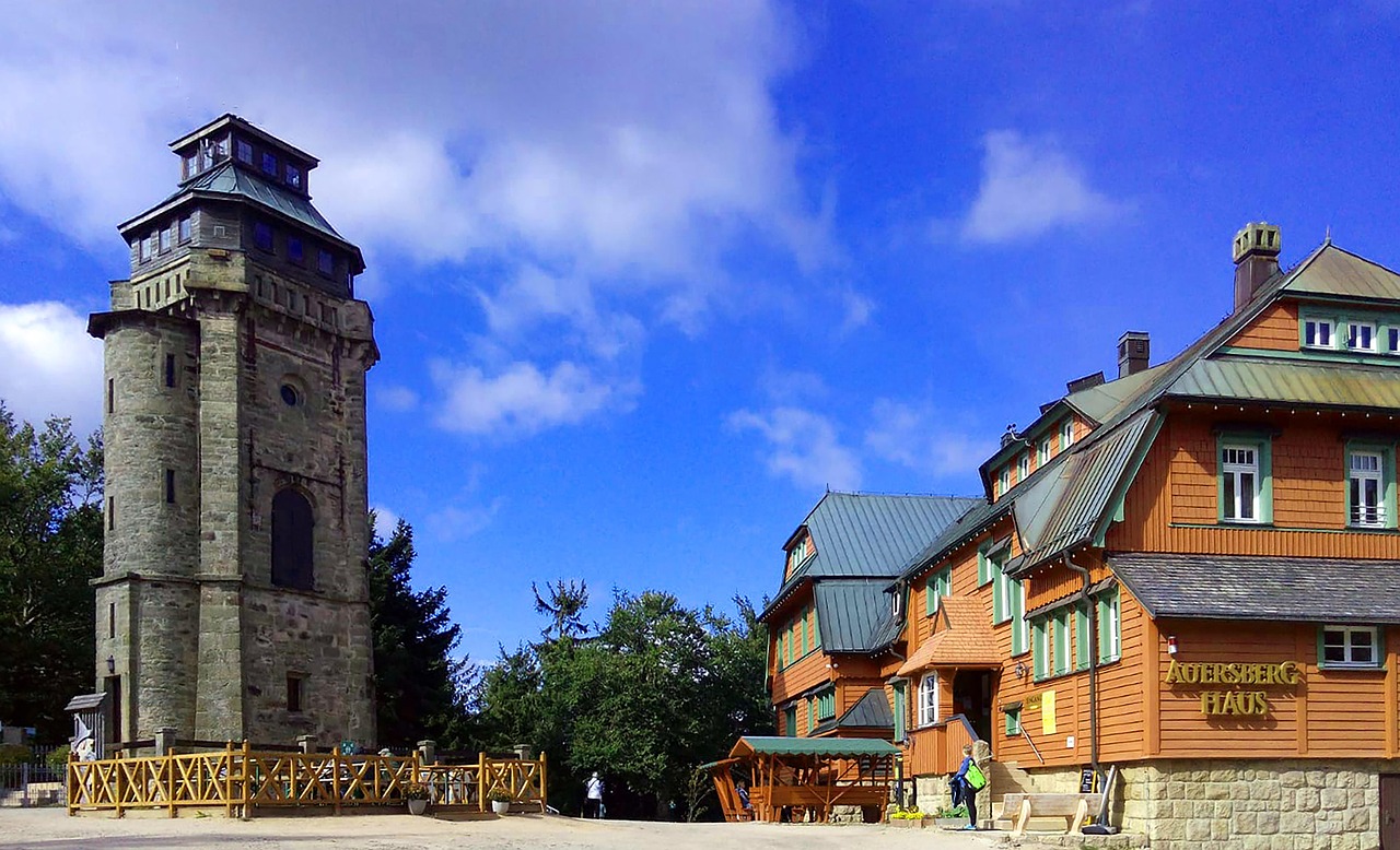 Auersberg Wanderung: zwei Routen zum Turm im Westerzgebirge