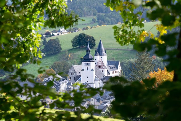 Schloss Schwarzenberg und St.-Georgen-Kirche auf dem Felssporn über dem Schwarzwasser im Erzgebirge