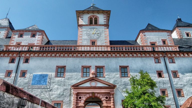 Torhaus von Schloss Augustusburg im Erzgebirge mit Uhrturm und Sonnenuhr