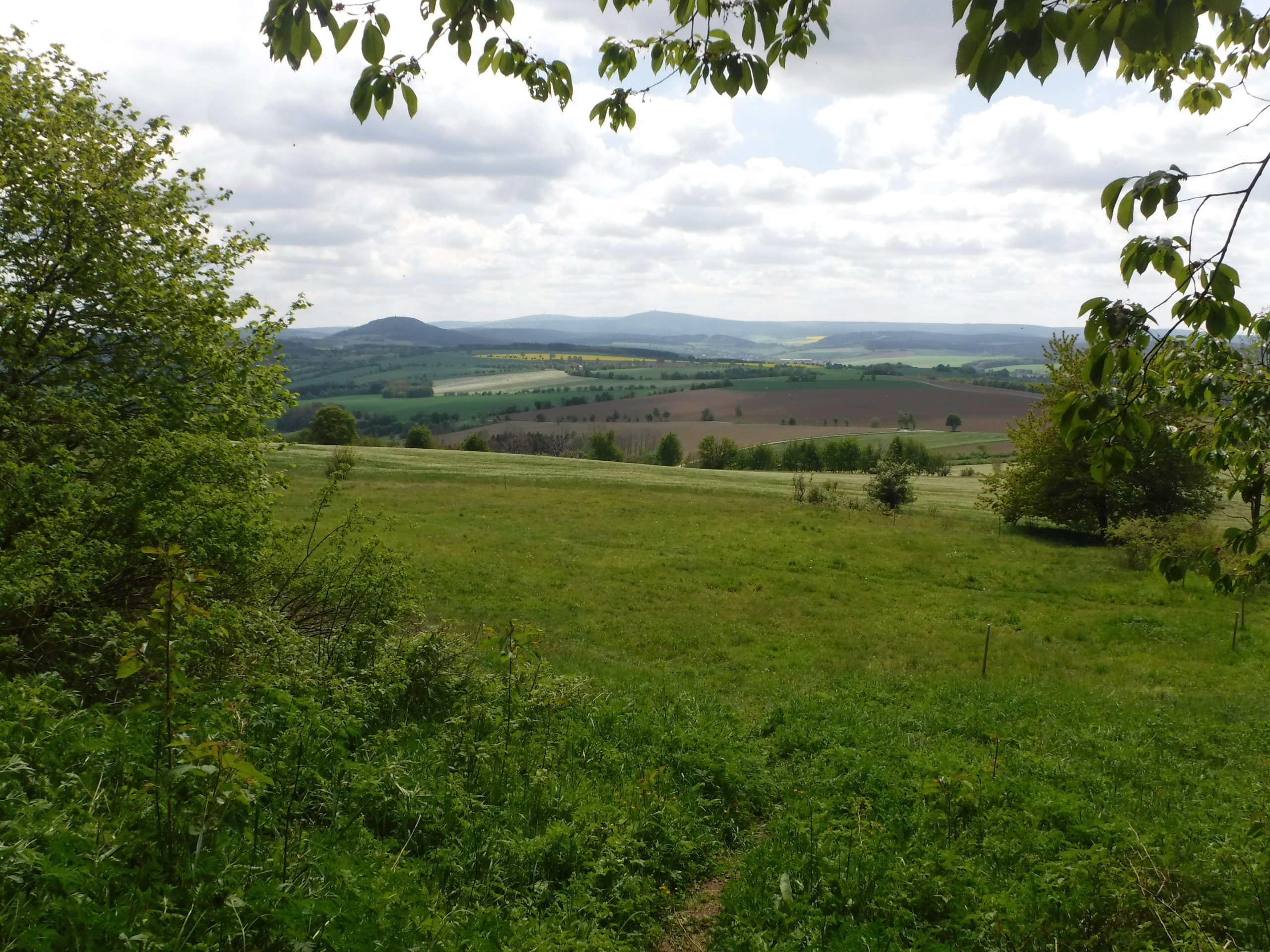 Erzgebirge heute, 23. September 2026: Trockener, sonniger Mittwoch mit 16 Grad im Tal – Wandertag-Woche und Fernsicht vom Pöhlberg