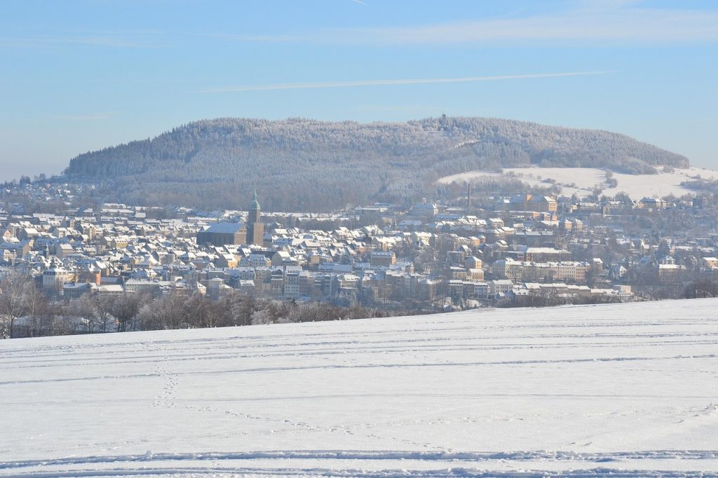 Blick auf Annaberg-Buchholz mit St. Annenkirche und dem Pöhlberg im Erzgebirge