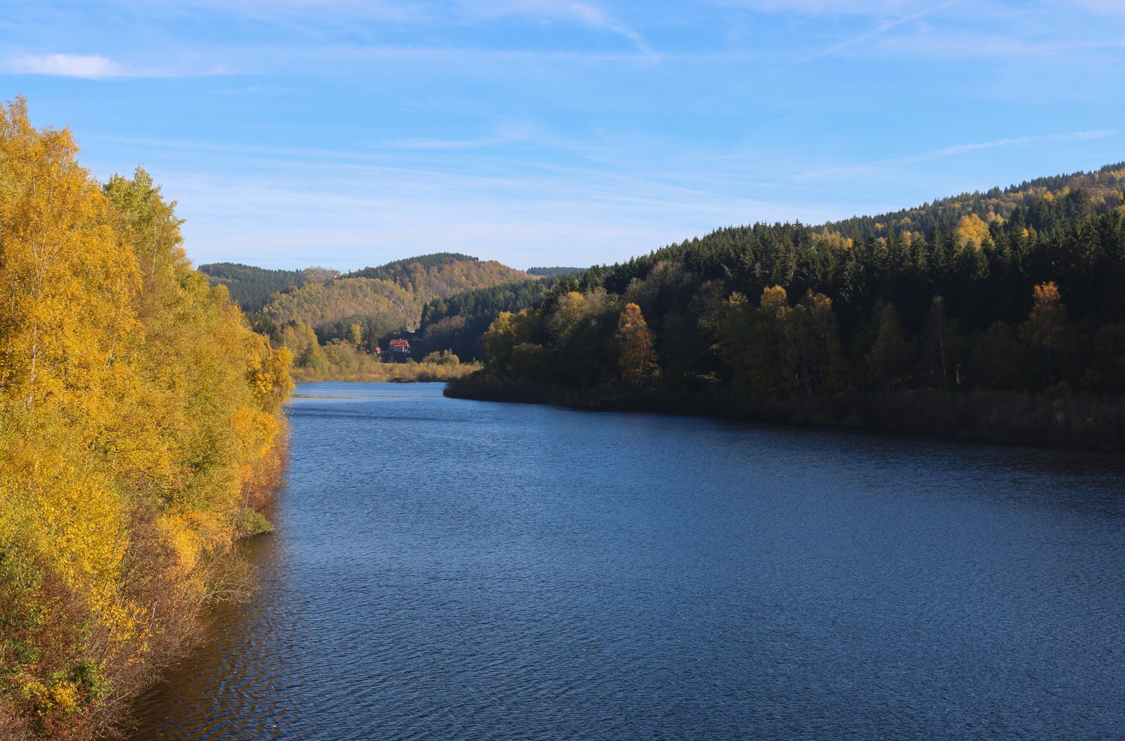 Erzgebirge heute, 28. September 2026: Goldener, trockener Montag mit 22 Grad im Tal – der Tag für eine Herbstwanderung