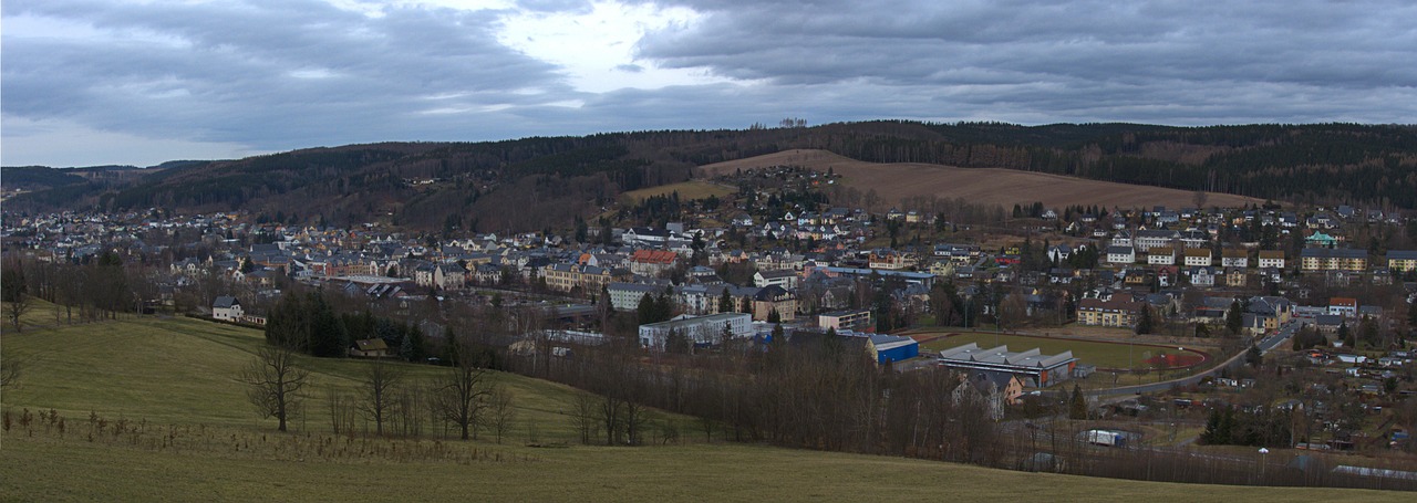 Erzgebirge heute, 26. Oktober 2026: Grauer, kalter Herbstmontag mit 9 Grad im Tal – trocken unten, erster Frost und Wind am Fichtelberg
