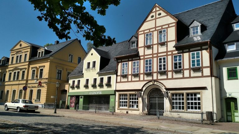 Marktplatz von Olbernhau mit Fachwerkhäusern im Erzgebirge