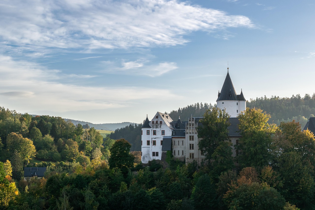 Erzgebirge heute, 19. Oktober 2026: Grauer, kalter Herbstmontag mit 9 Grad im Tal – erster Frost und Böen am Fichtelberg