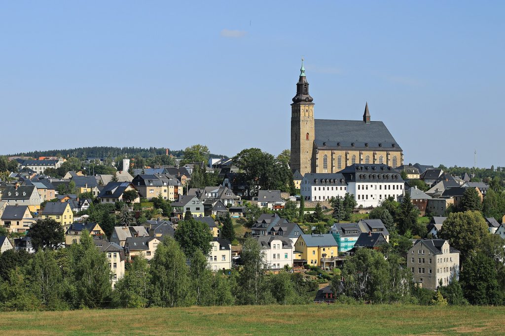 Blick auf die Bergstadt Schneeberg im Erzgebirge mit der St. Wolfgangskirche